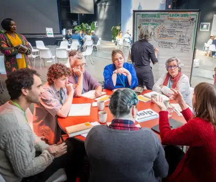 Buurtbewoner lacht tijdens een gesprek op straat
